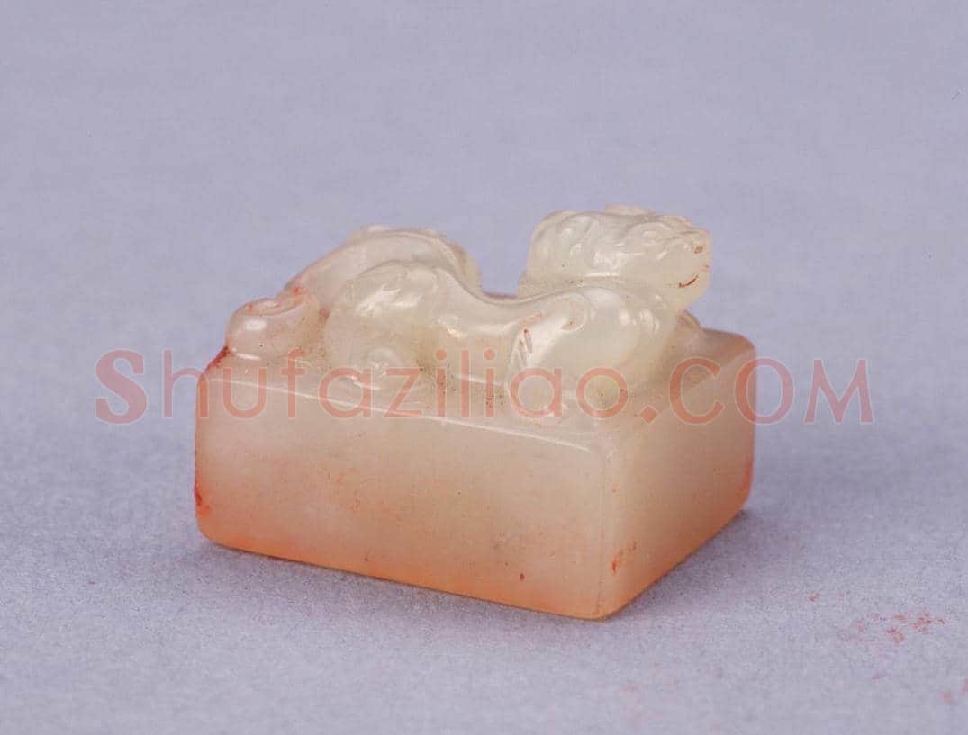白玉螭纽“落花满地皆文章”印 | 故宫玺印类藏品